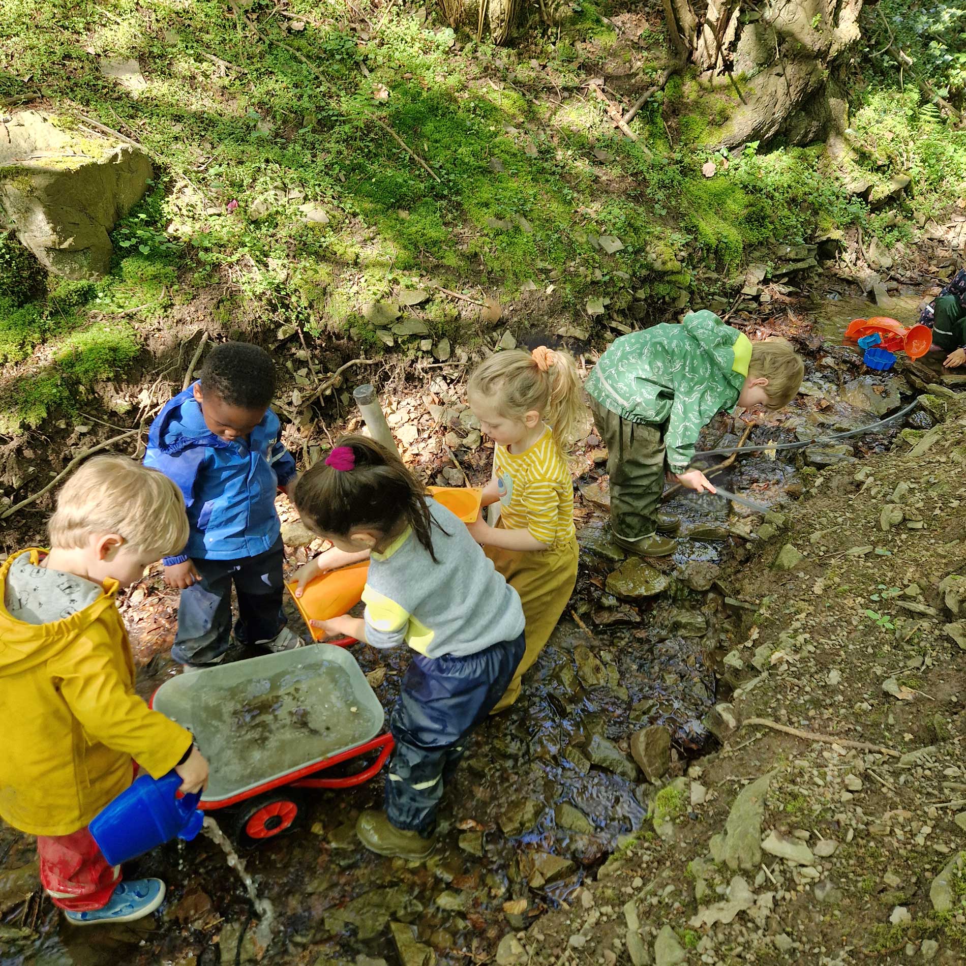 Kinder spielen im Bach