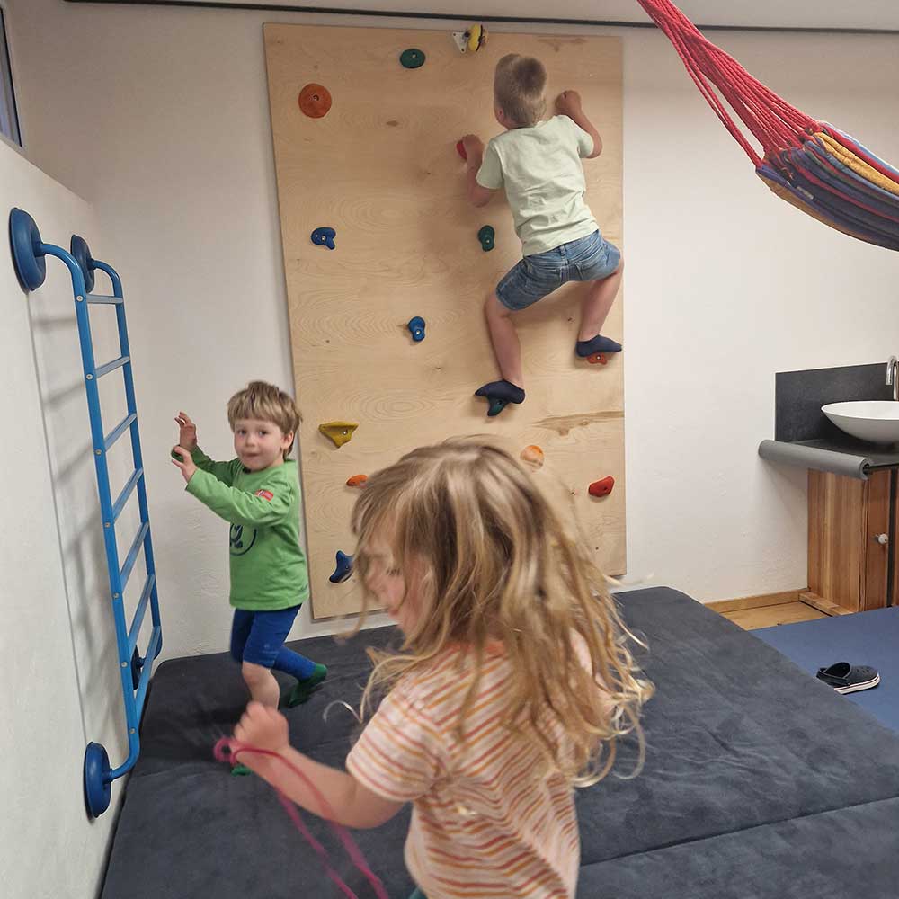Kinder spielen im Raum