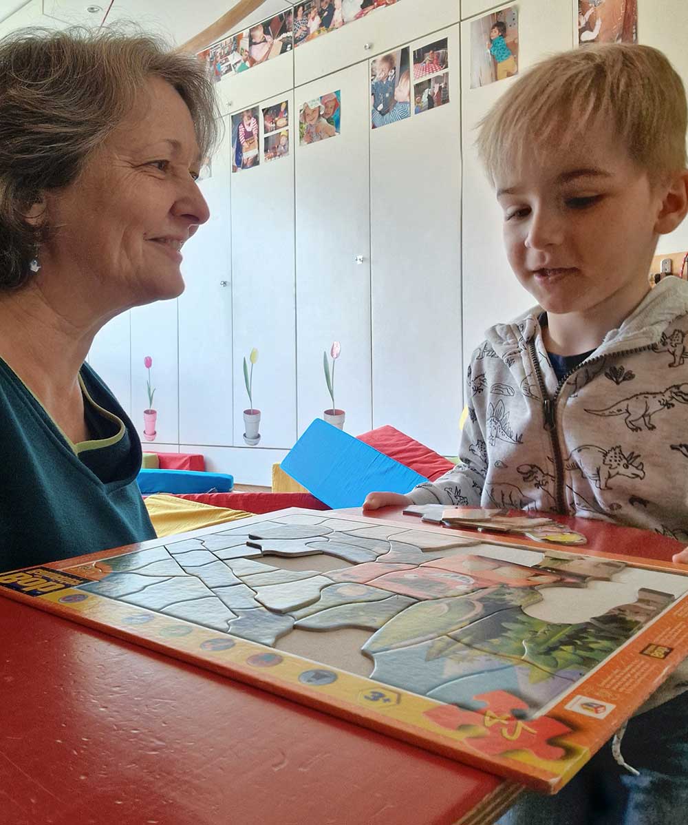 Frauke Gernert puzzelt mit einem Kind