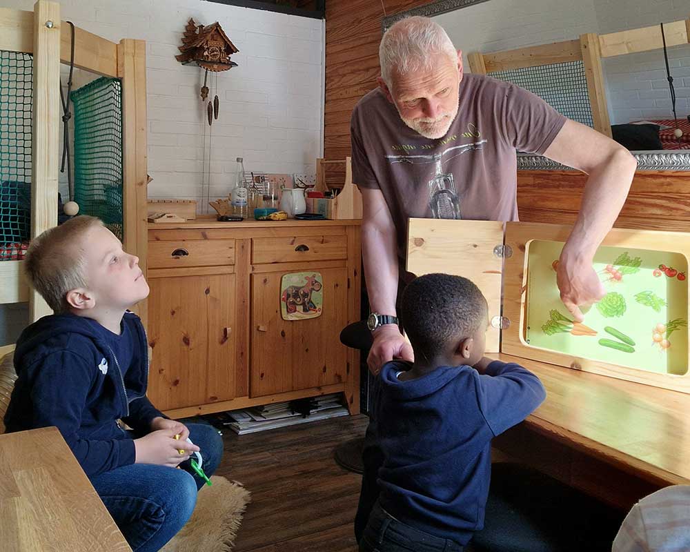 Ulrich Gernert erklärt Kindern Gemüse