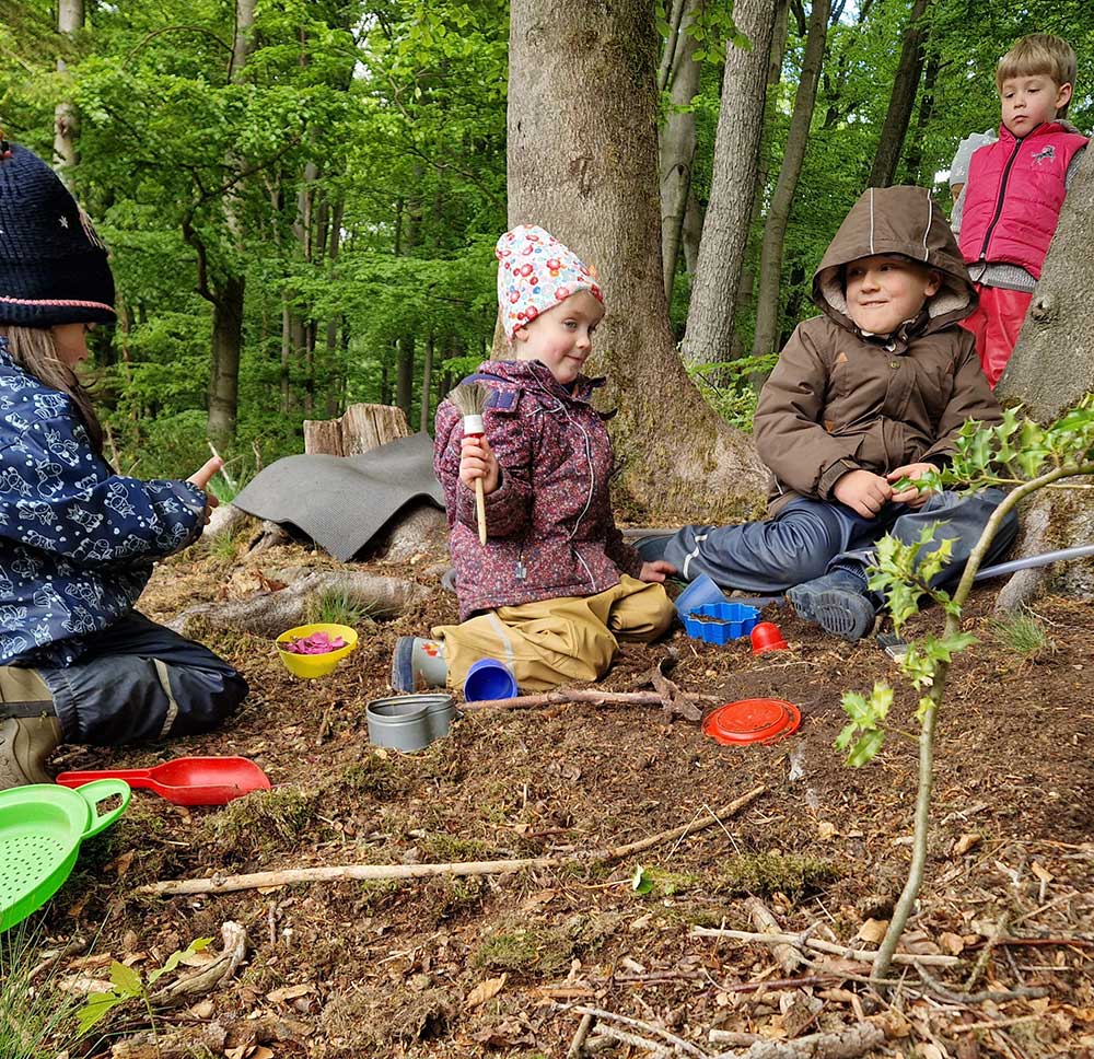 Kinder spielen im Wald